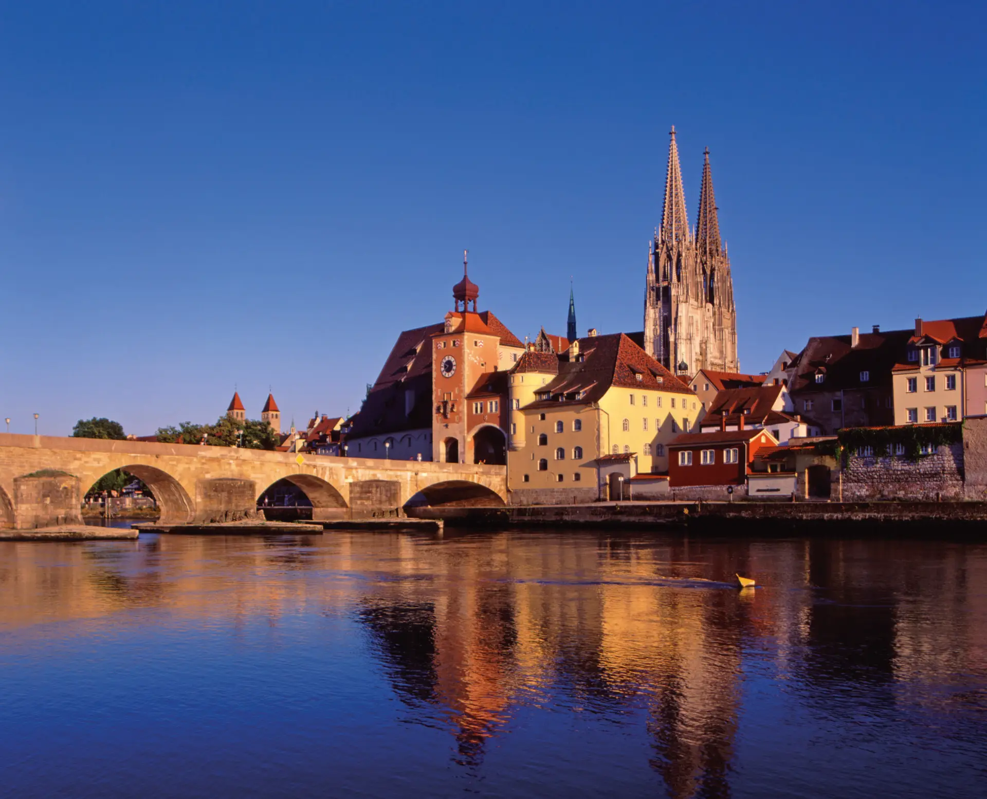Steinerne_Bruecke_und_Dom_c_Bilddokumentation_Stadt_Regensburg